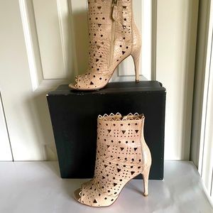 Pour La Victoire Beige Perforated Leather Peep Toe  Booties 6 EUC